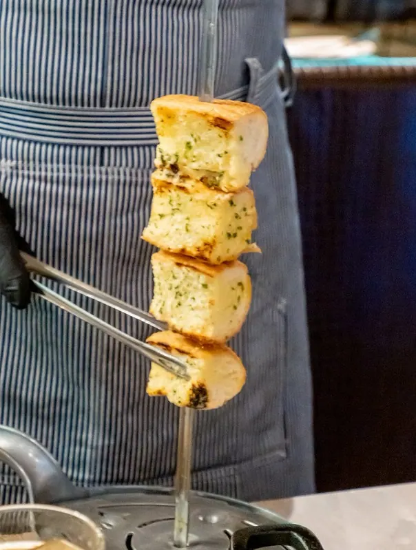 串に刺して焼き上げたガーリックブレッド