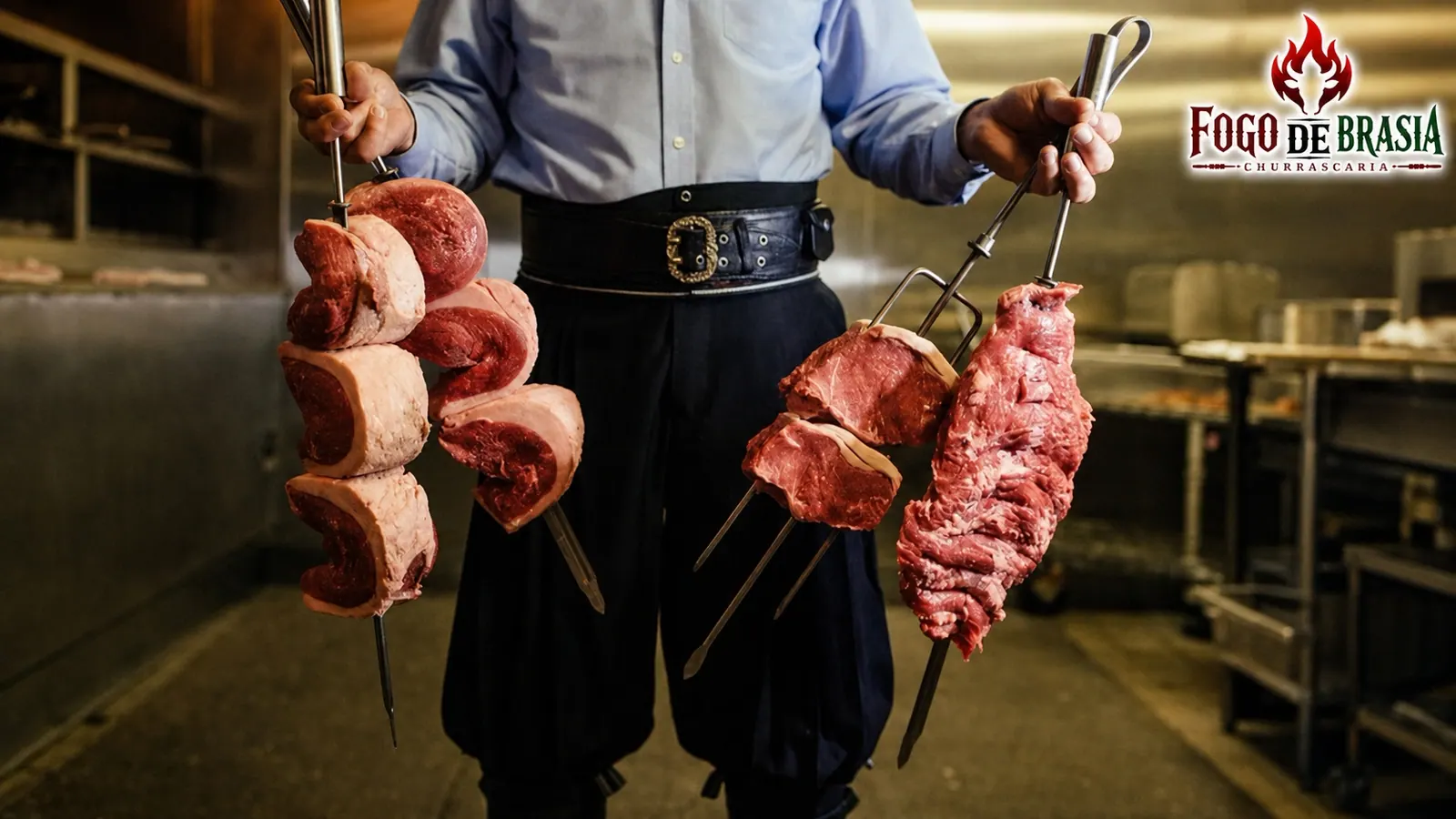 大きな串に刺した数種類の肉を運ぶFOGO De BRASIA 新宿のスタッフ